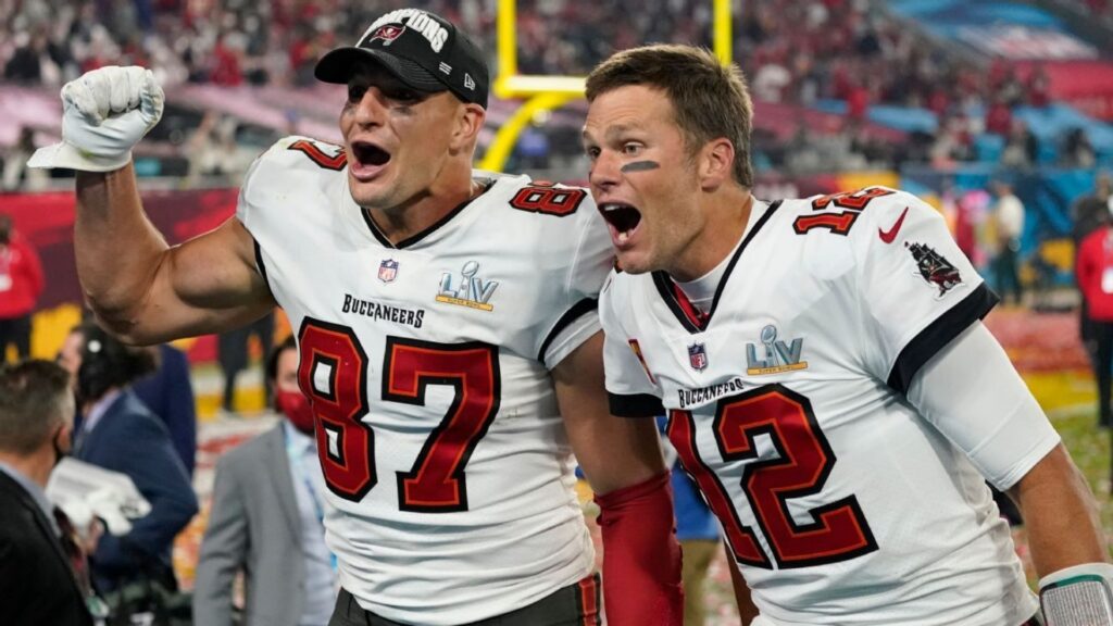 Tom Brady y Rob Gronkowski sorprenden a niños de secundaria