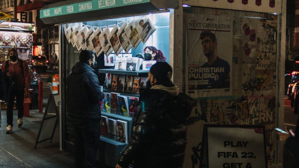 Quioscos de Nueva York, París y Londres venden periódicos de FIFA 22