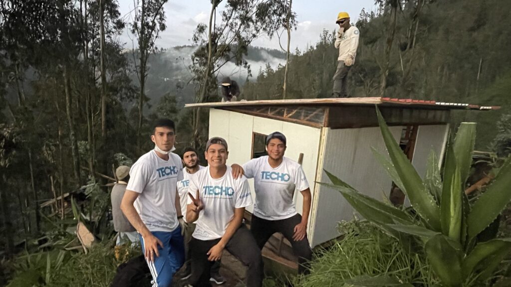 Porsche celebra en Ecuador 10 años de la alianza con TECHO 