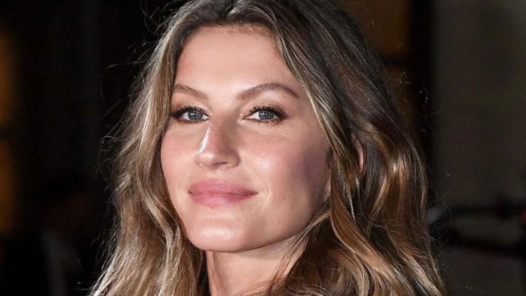 Gisele Bündchen ayuda a una tortuga a volver al mar
