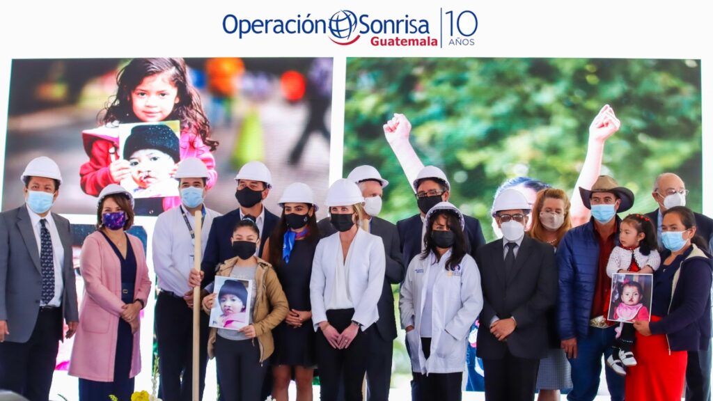 Operación Sonrisa coloca la primera piedra de su centro de Atención Integral