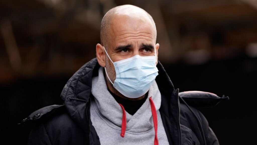Pep Guardiola insta a aficionados a continuar usando mascarillas