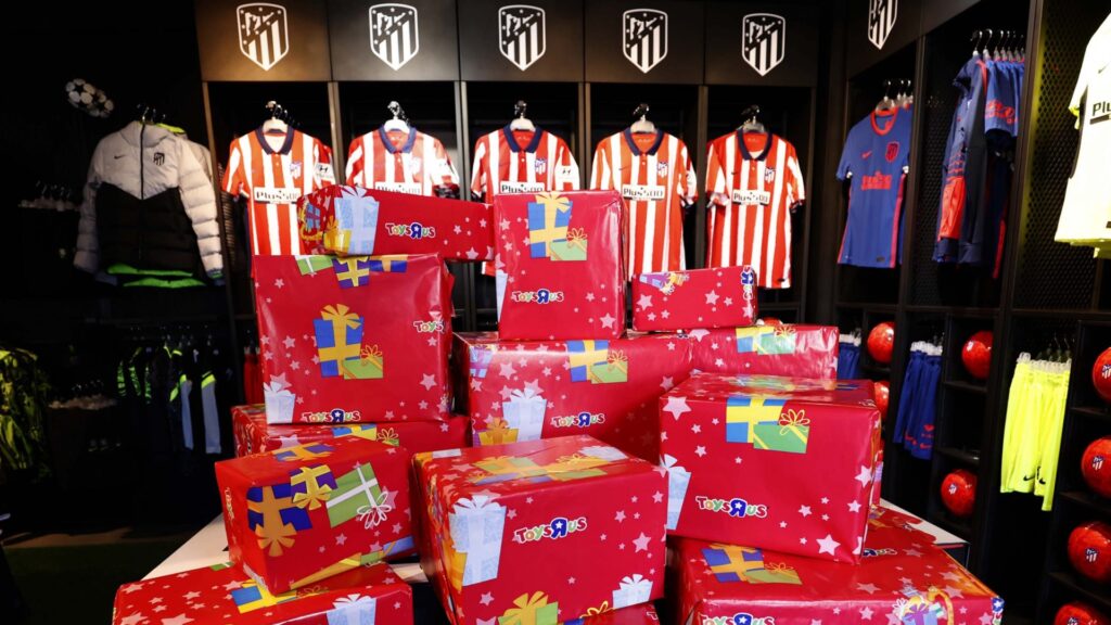Fundación Atlético de Madrid y Toys "R" Us entregan juguetes a niños en hospitales