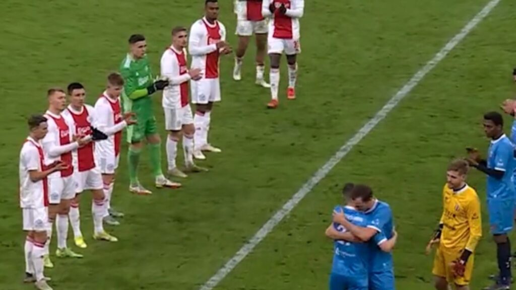 Futbolistas en Holanda reciben a Devin Plank con aplausos en un pasillo