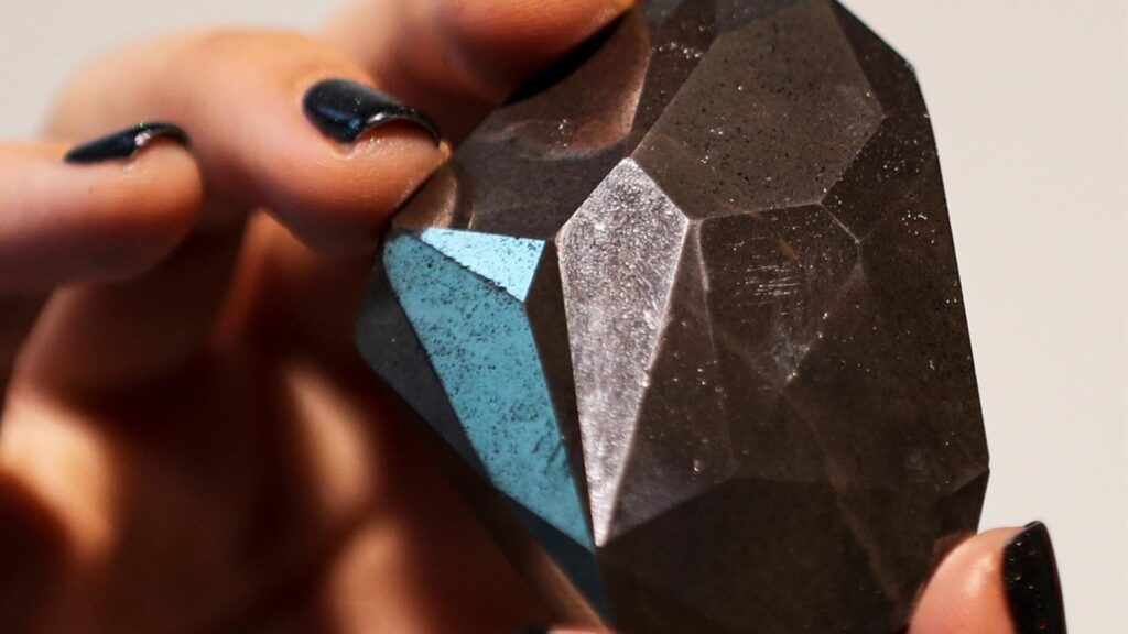 Subastan el diamante negro más grande del planeta