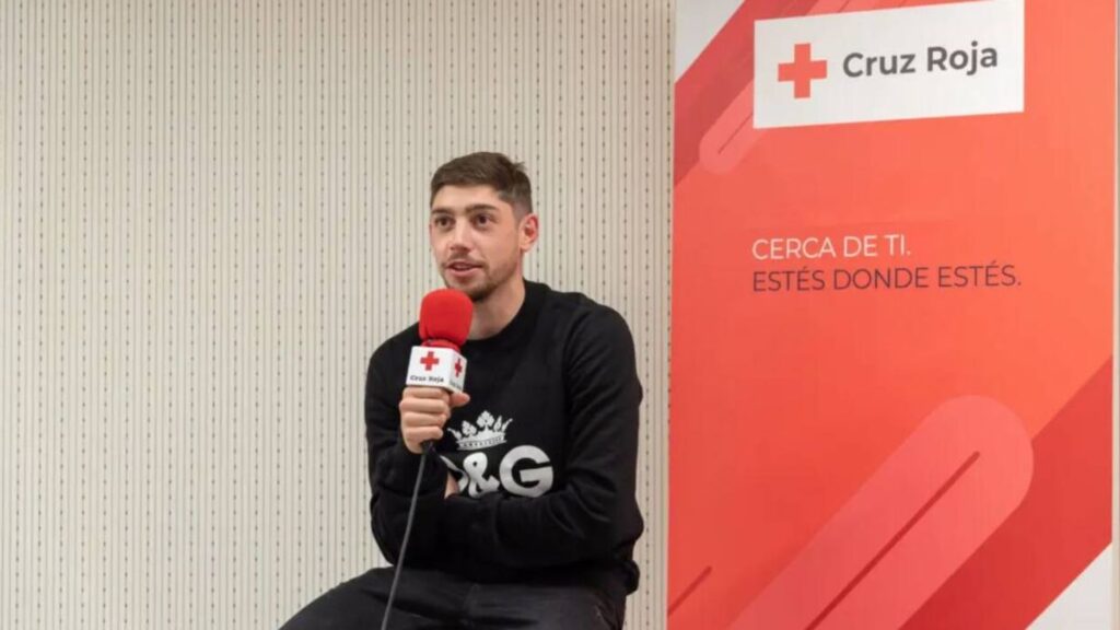 Fede Valverde visita a niños del proyecto 'Éxito escolar' de la Cruz Roja