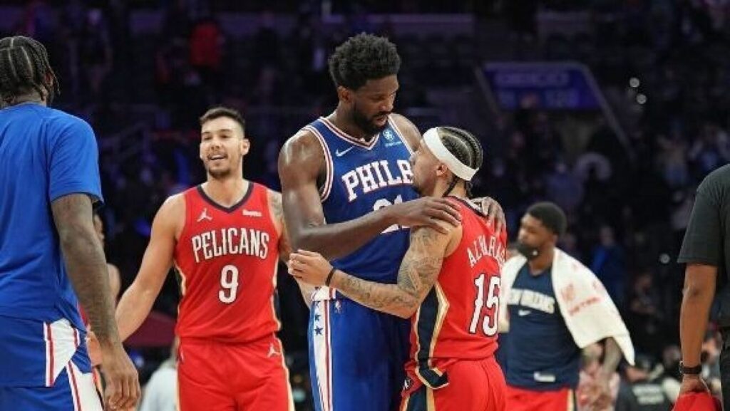 Joel Embiid tiene un gesto ejemplar con el jugador José Alvarado
