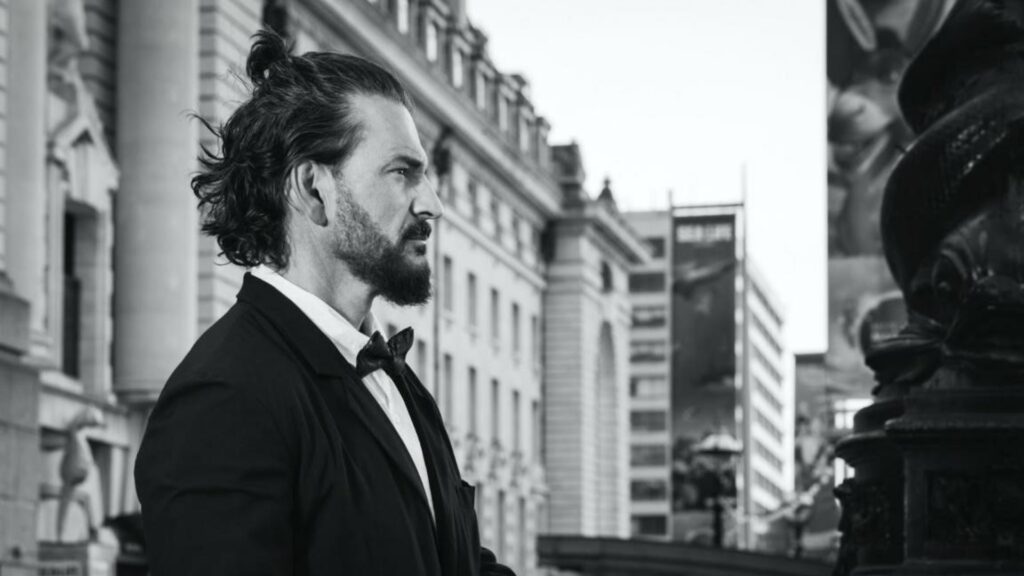 Ricardo Arjona publica su tan esperado libro “BLANCO Y NEGRO”