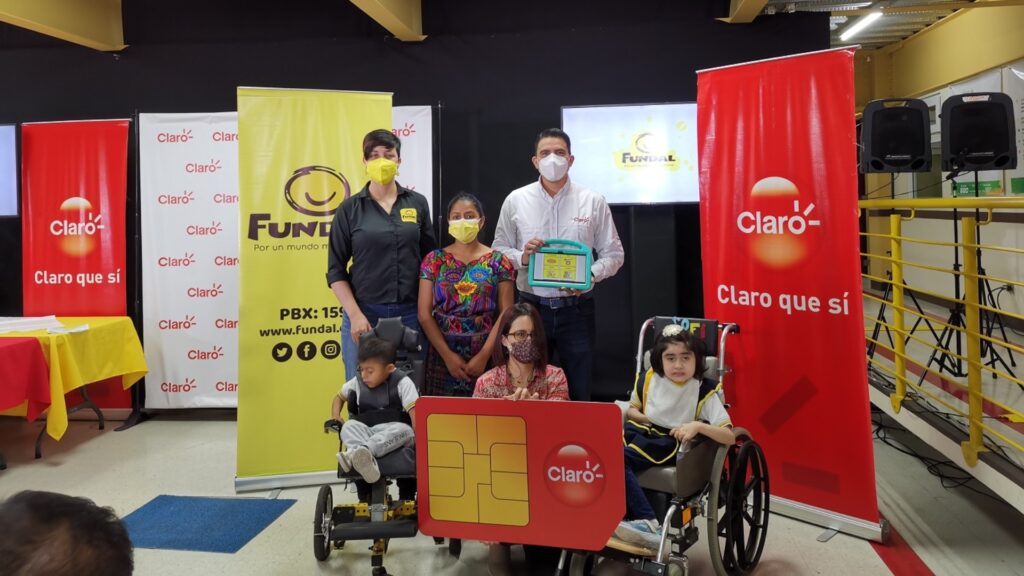 CLARO y FUNDAL acercan la tecnología a niños y jóvenes con discapacidades múltiples 