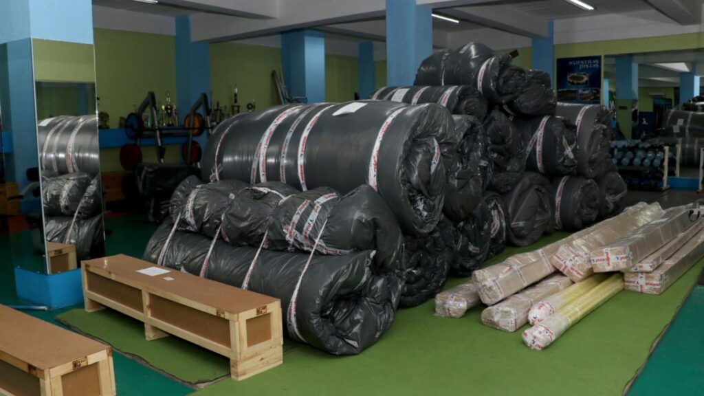 Embajada del Japón entrega donación De equipo deportivo para atletismo