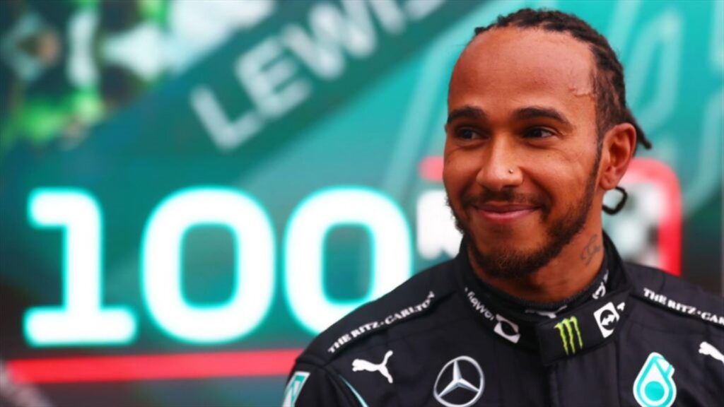 Hamilton posa con su nueva ropa y su dorsal