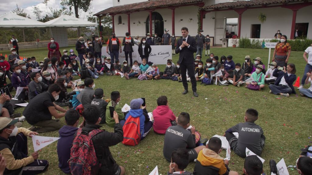 Iker Casillas convivió con los niños y niñas de las Escuela Sociodeportivas de la Fundación Real Madrid