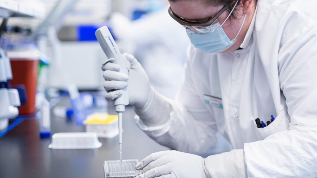 Moderna y ASOFARMA presentan actualización de la vacuna SPIKEVAX mRNA COVID 19