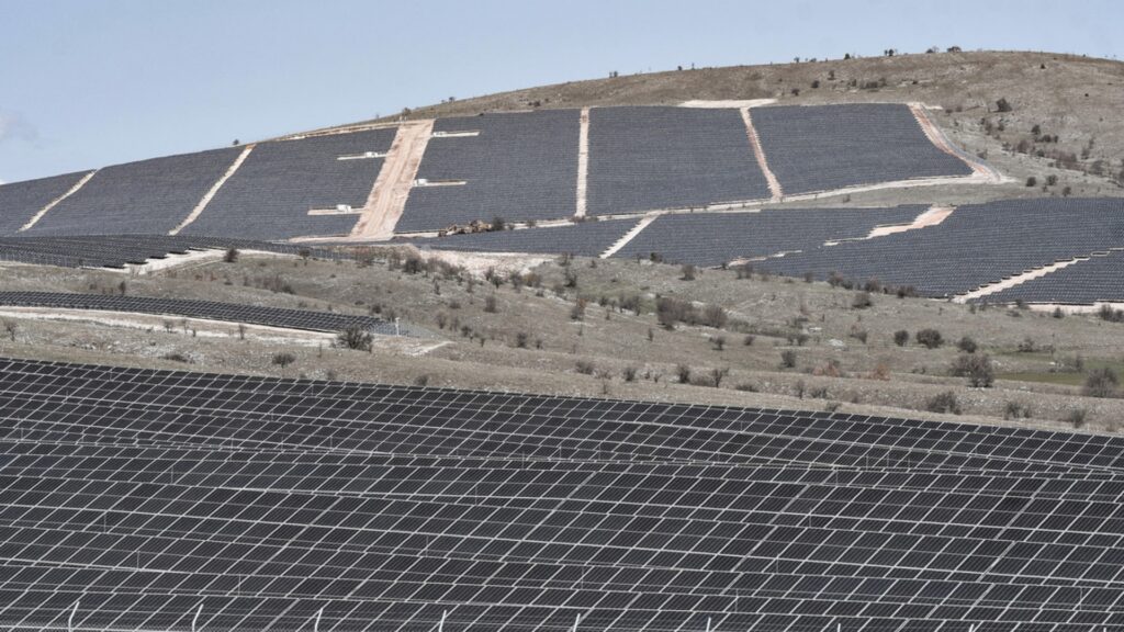 Grecia inaugura parque solar de 204 megavatios