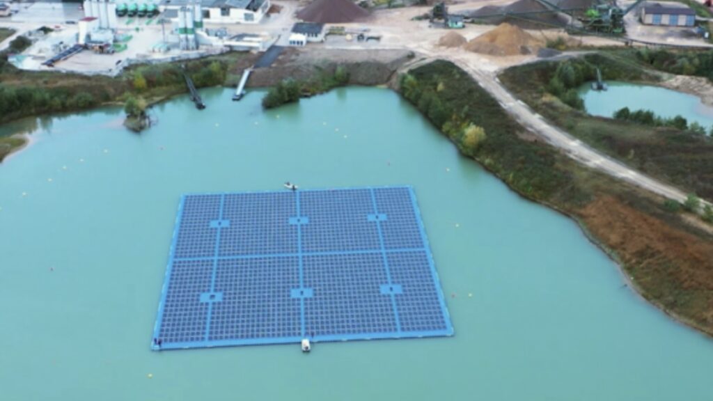 Empresa alemana construye planta solar flotante en lago de cantera