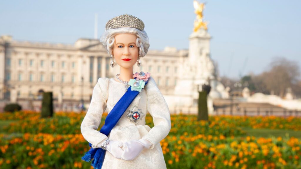 Reina Isabel es homenajeada con versión de muñeca Barbie