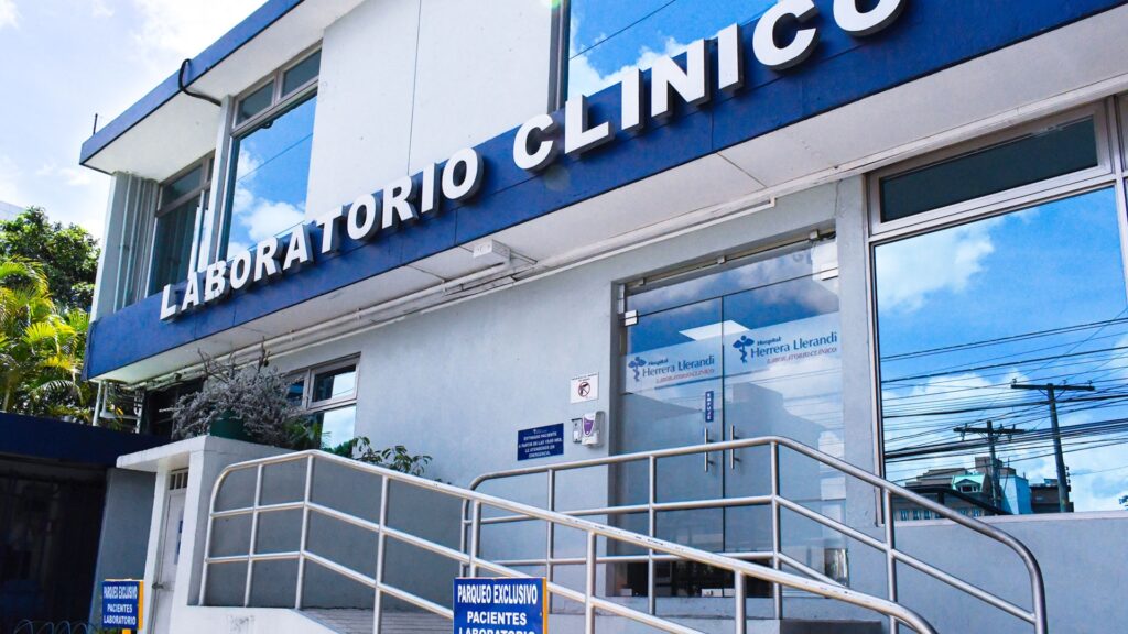 Hospital Herrera Llerandi introduce equipo de última generación para la identificación de microorganismos