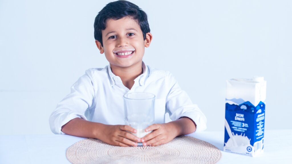 La leche es un alimento indispensable para la nutrición en niños y adultos