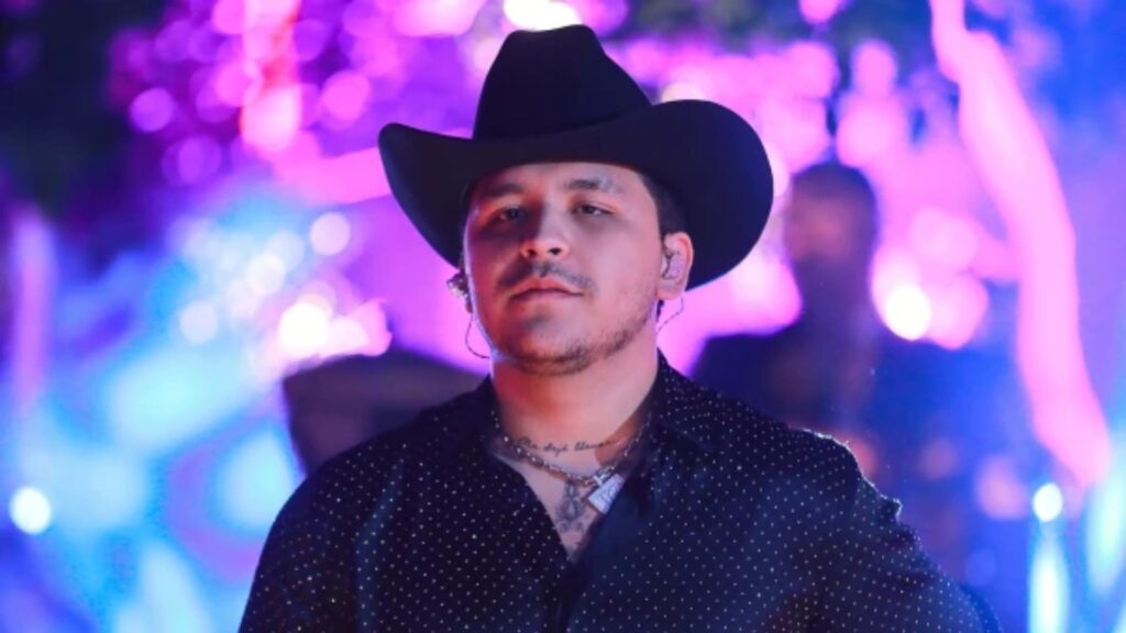 Christian Nodal cumple promesa que le hizo a su maestro de la primaria