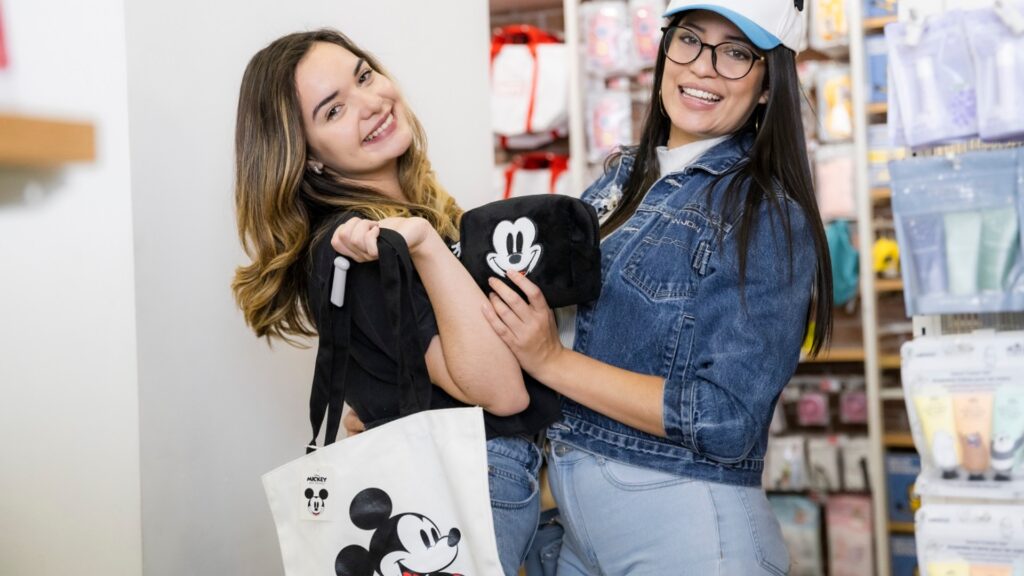Portales celebra la amistad junto a Mickey y sus amigos