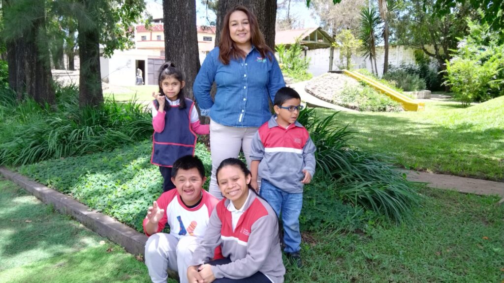 Pollo Brujo celebra el Día Internacional de la Solidaridad con los los alumnos del Instituto Neurológico de Guatemala.