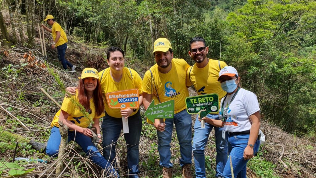 Voluntarios de EPA reforestan área en San José Pinula