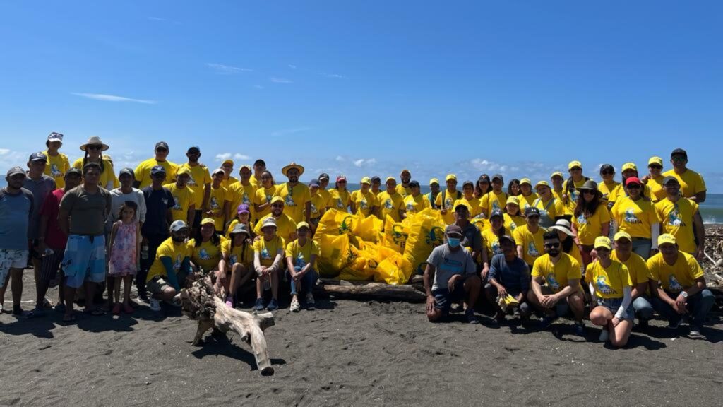 Colaboradores de EPA limpiaron la playa de Puerto Iztapa