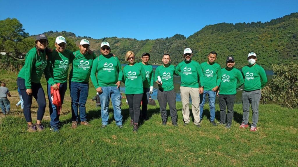 Colaboradores del Grupo AJE son parte de las jornadas de limpieza de la Laguna de Calderas