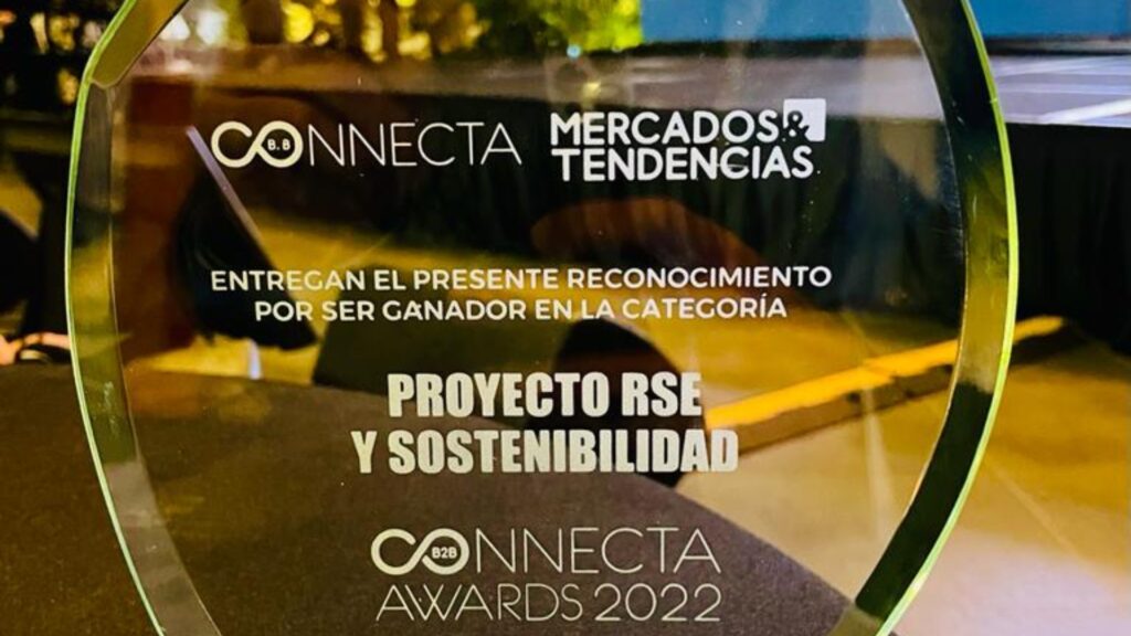 Connecta Awards reconoce el programa social Pisos S3 y el liderazgo en transformación digital de Cementos Progreso