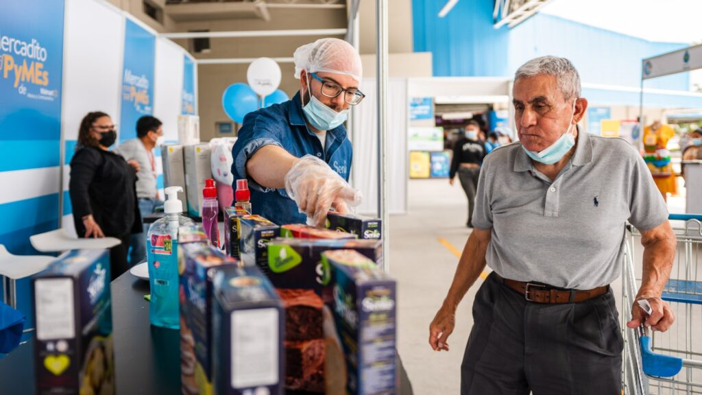 Walmart apoya a Pymes locales en su Mercadito Navideño
