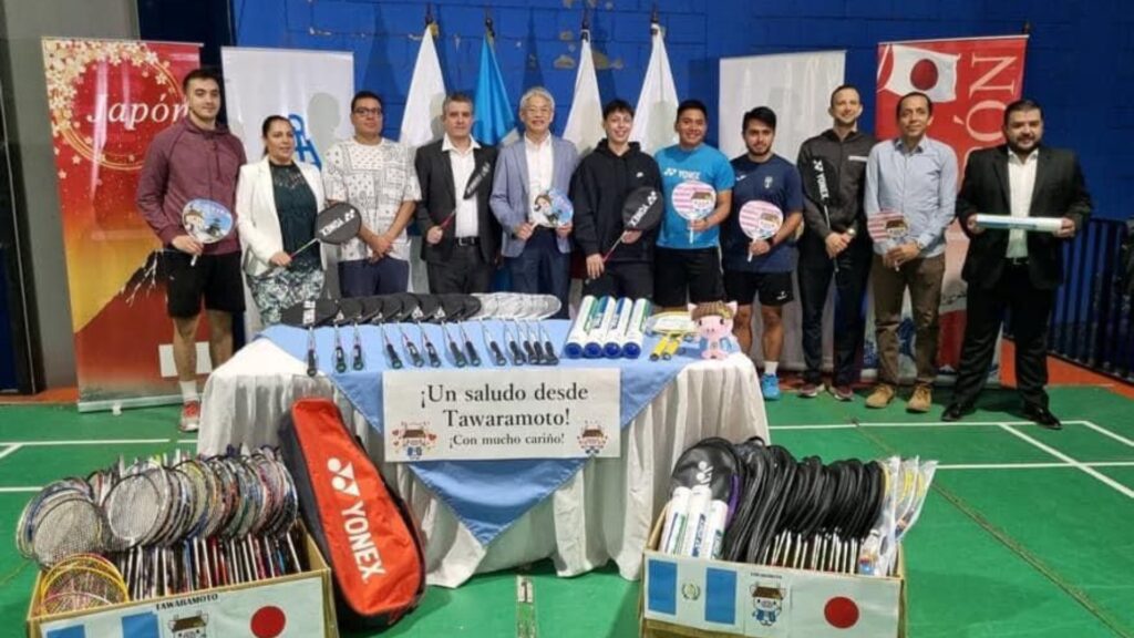 Donación de Raquetas de Bádminton es entregada a la Federación Nacional de Badminton