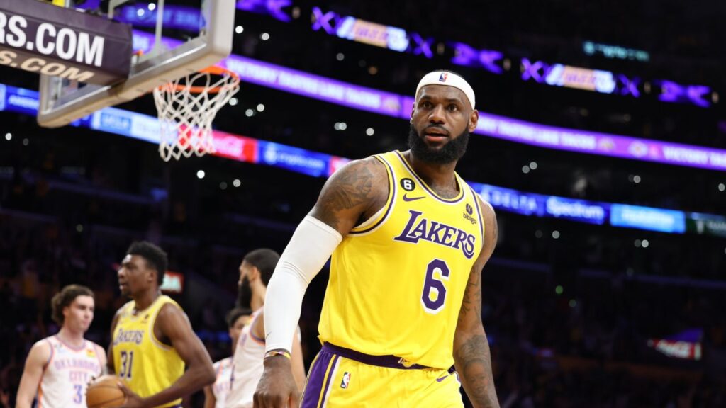 LeBron James hace historia en la NBA