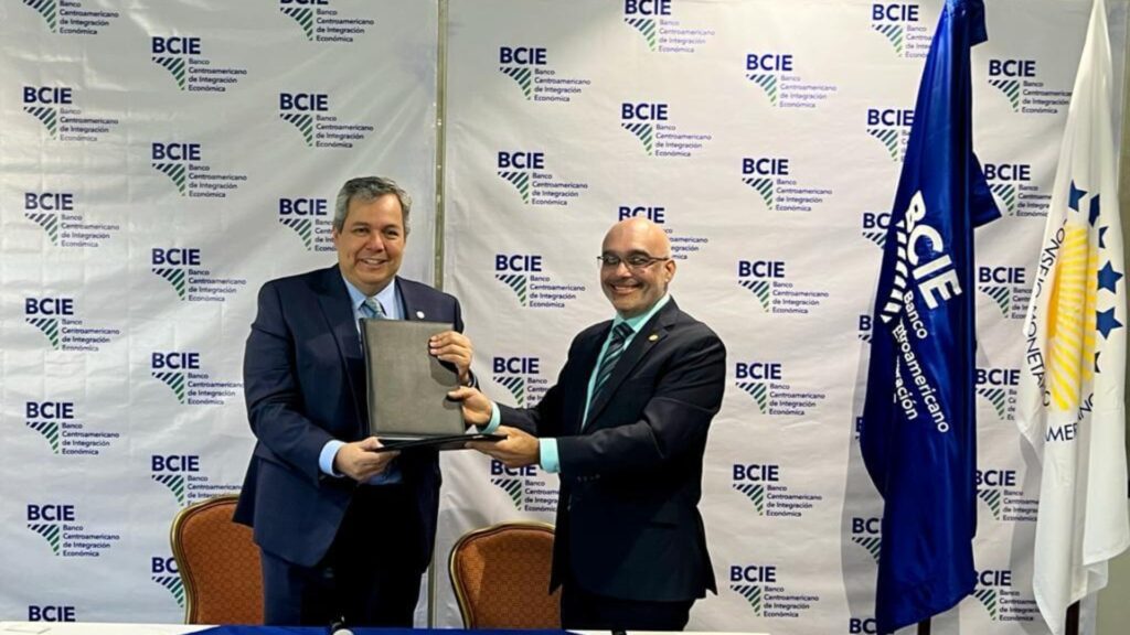 BCIE y Secretaría Ejecutiva del Consejo Monetario Centroamericano firman acuerdo