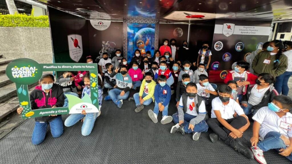 Aprende y Crece del Banco Azteca te recomiendan a darle un mejor uso a tus remesas