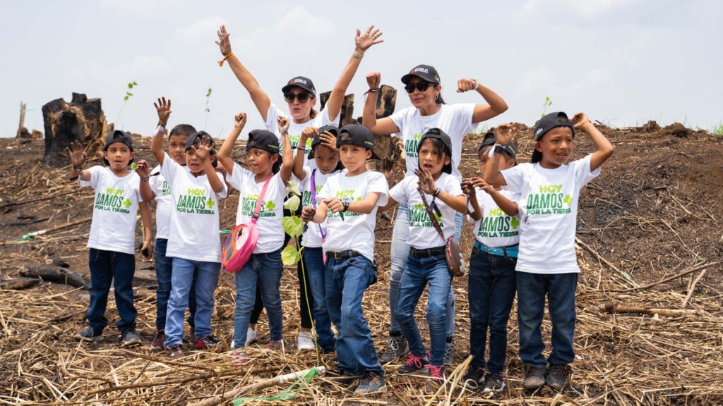 Segunda jornada de reforestación de Licores de Guatemala