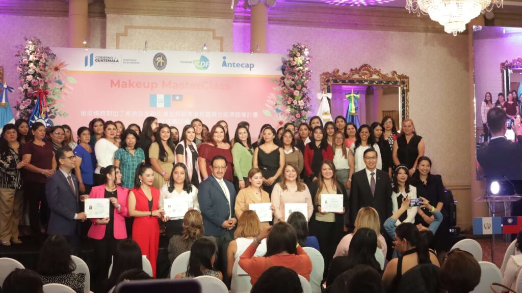 Misión Técnica de Taiwán e INTECAP reconocen a las graduadas del Curso Técnico de Esteticismo