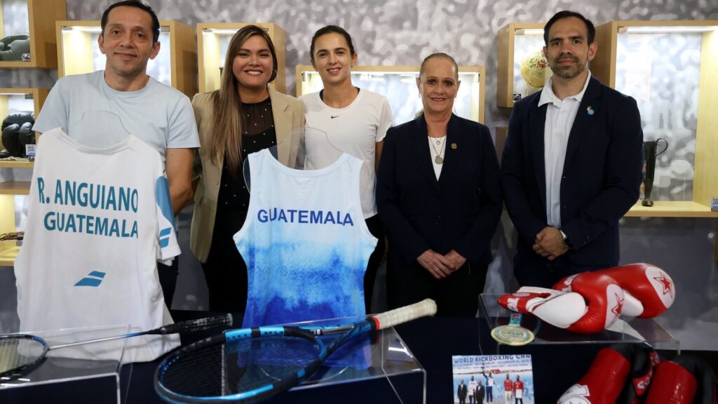 Atletas de parabádminton, tenis y kickboxing contribuyen al Museo del Deporte de Guatemala