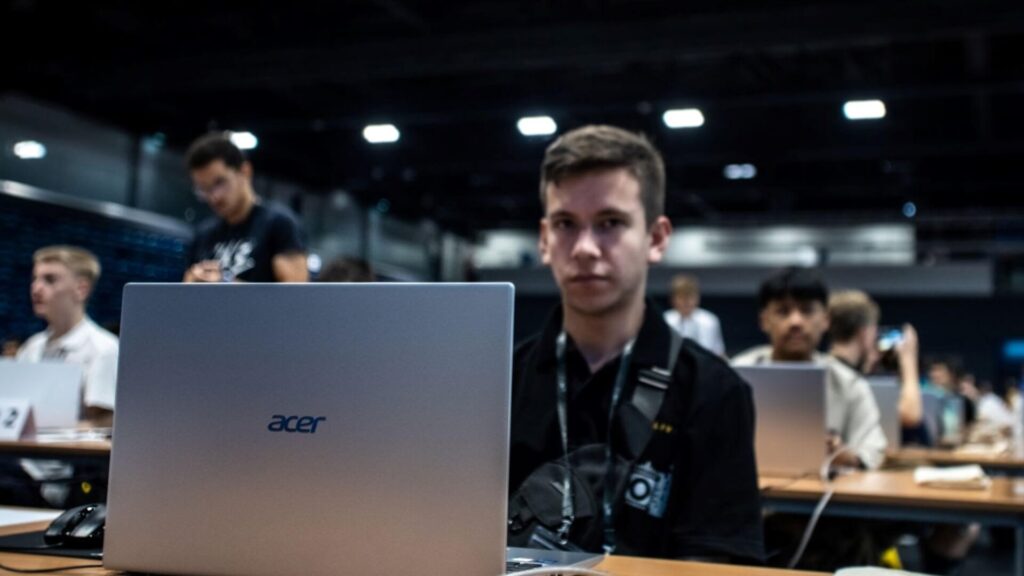 Acer empodera a jóvenes informáticos en la Olimpiada Internacional de Informática 2023