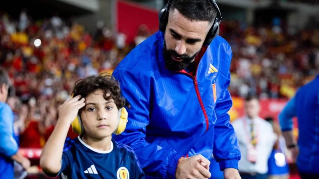 Morata y Carvajal tienen un bonito gesto con los niños que llevaban de la mano