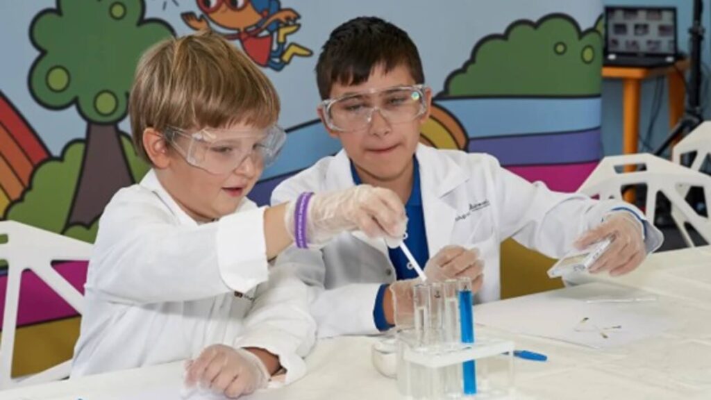 Henkel impulsa la educación científica de niñas y niños