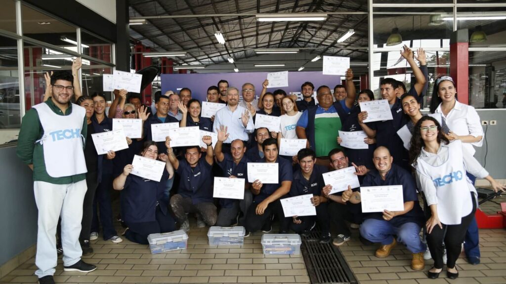 Porsche y TECHO entregan títulos a estudiantes de mecánica