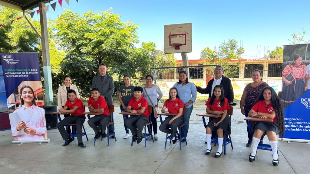 BCIE contribuye con la educación de jóvenes guatemaltecos en San Pedro Ayampuc