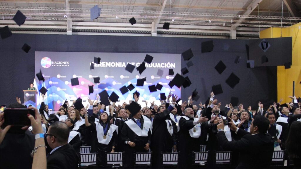 Cientos de estudiantes viven una jornada inolvidable en su graduación