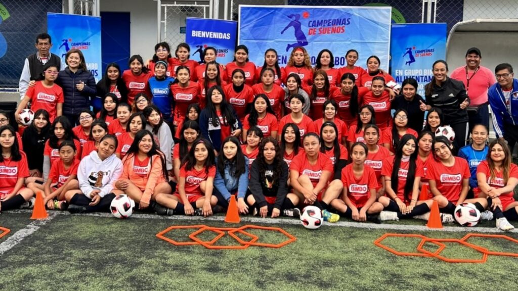 "Campeonas de Sueños" promuve el deporte mediante el apoyo a escuelas de fútbol femenino