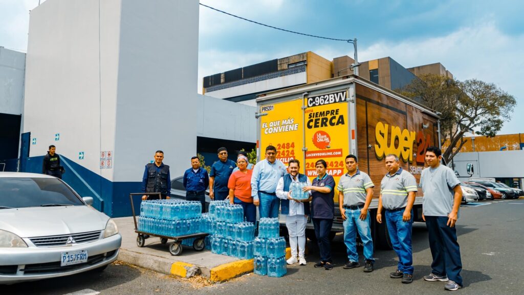 Fundación Castillo Córdova y Agua Pura Salvavidas realizaron donación