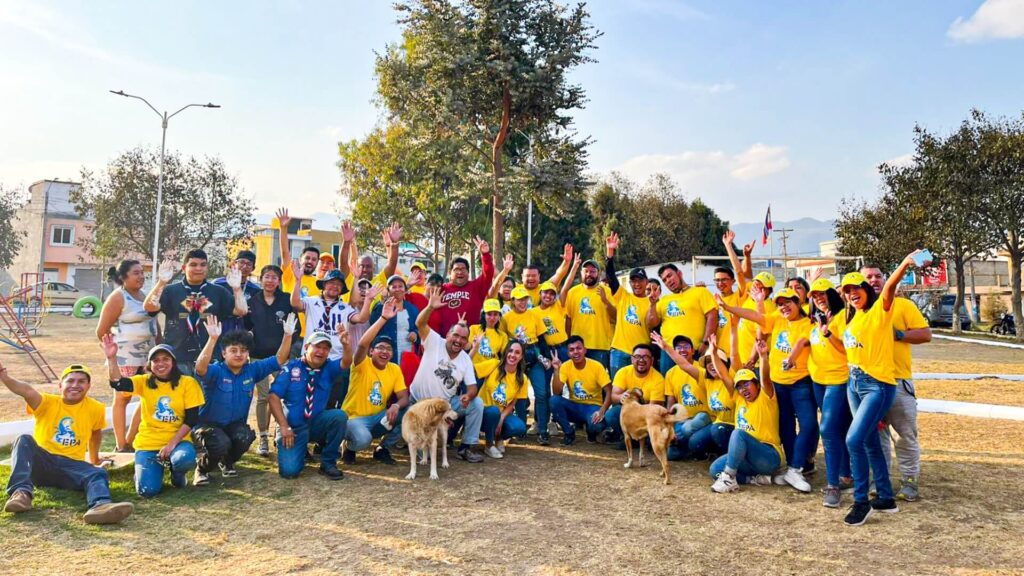 Voluntarios llenan de color el Parque Infantil de Xela