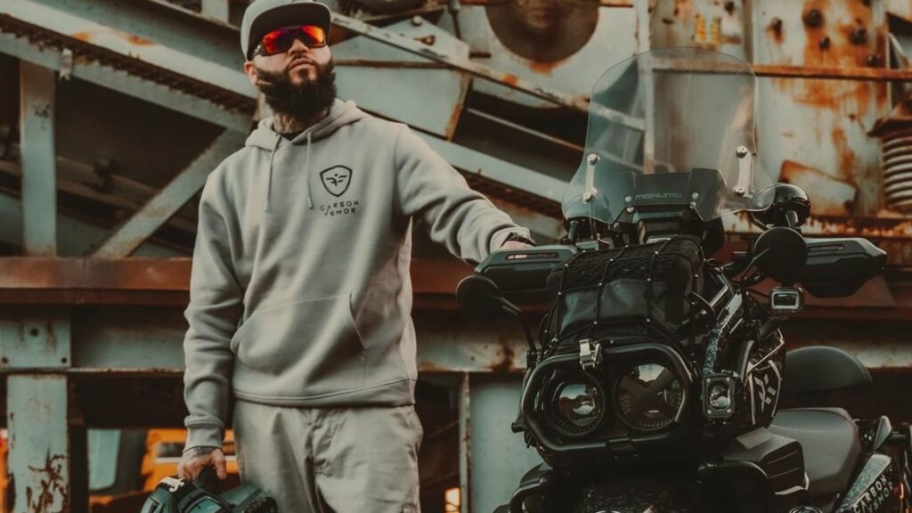 Farruko presenta su nuevo proyecto “Carbon Armor Farruko Edition by Maxuma”