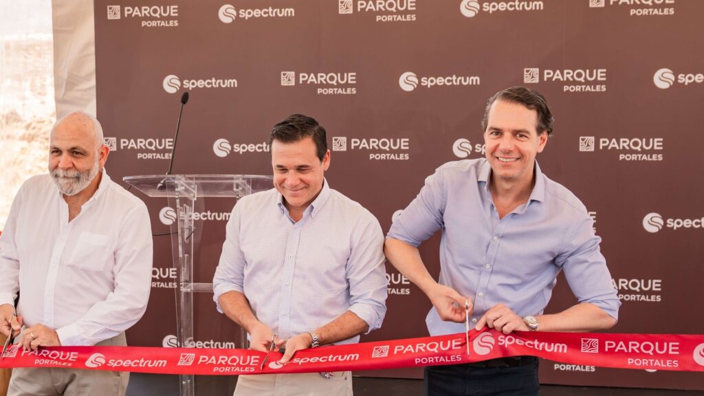 Spectrum coloca la Primera Piedra en Parque Portales