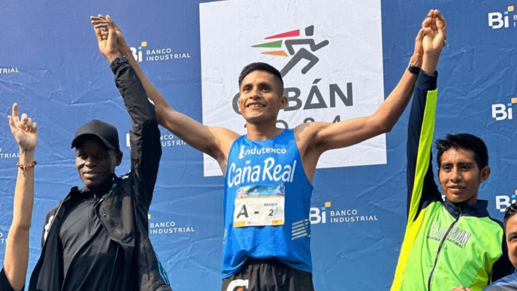 Mario Pacay conquista la media maratón de Cobán