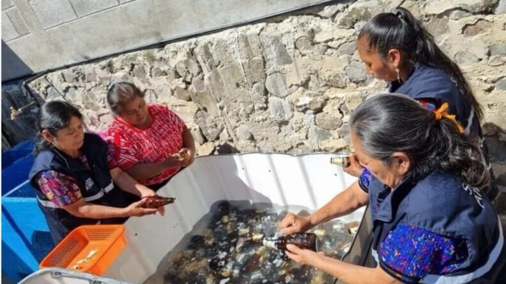Recicladores organizados recuperan más de 2 mil toneladas de residuos en Guatemala
